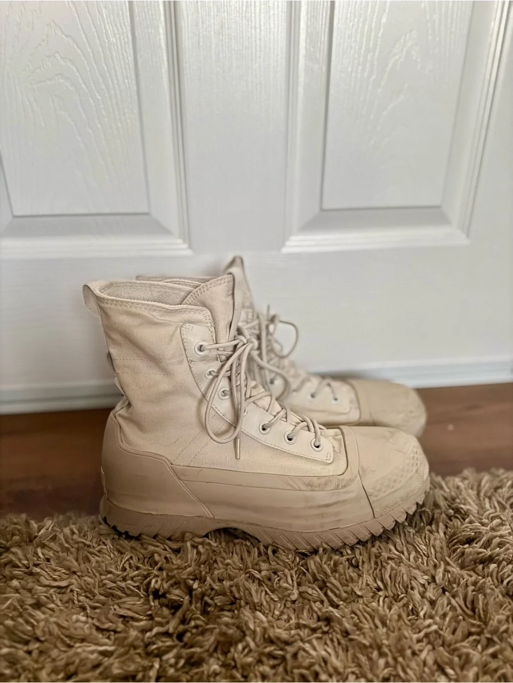 Converse unisex Chukka Boots in Light Beige/Cream